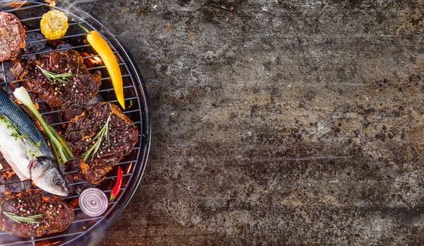 Parrilla de barbacoa con filetes de ternera, primer plano . — Foto de Stock