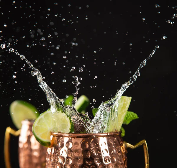 Famoso salpicadura Moscú mula cóctel alcohólico en tazas de cobre . —  Fotos de Stock