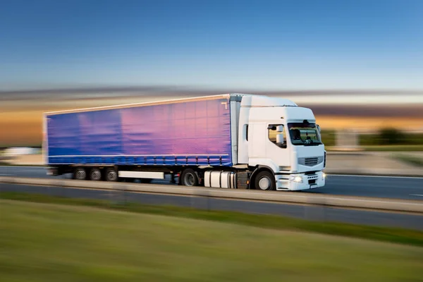 Vrachtwagen met container op de weg, vrachtvervoer concept. — Stockfoto