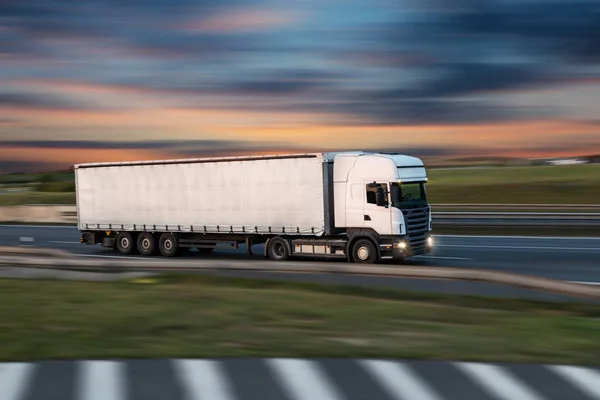 LKW mit Container auf der Straße, Frachttransportkonzept. — Stockfoto