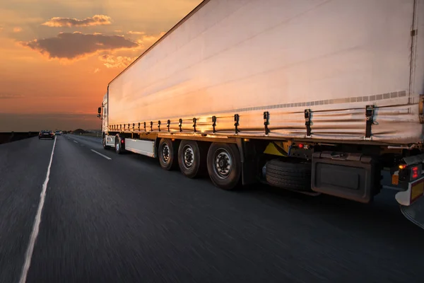 Camión con contenedor en carretera, concepto de transporte de carga. — Foto de Stock