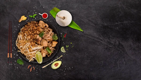 Pad thay Aziatische voedsel achtergrond met verschillende ingrediënten op rustieke stenen achtergrond, Top View. — Stockfoto
