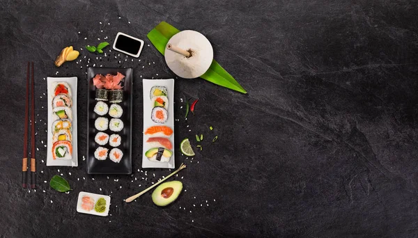 Japonês sushi definido no preto pedra fundo — Fotografia de Stock