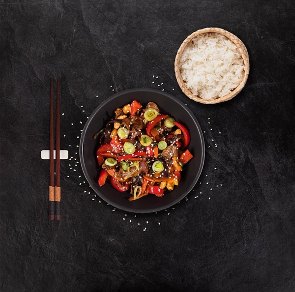 석조 테이블에 다양한 재료와 사천 쇠고기 아시아 음식 배경. — 스톡 사진