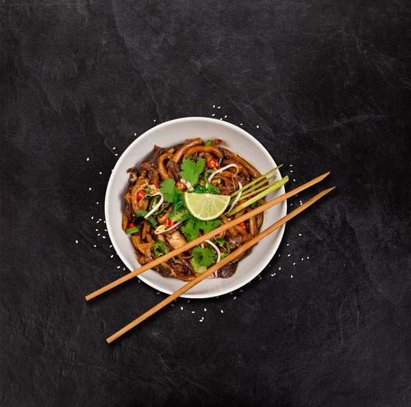 Udon nudlar asiatisk mat bakgrund på rustika stenbord. — Stockfoto