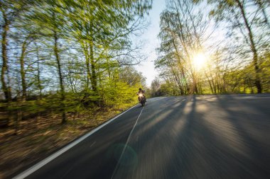Moto yarışçıorman yolunda sürme.