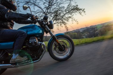 Moto yarışçıorman yolunda sürme.