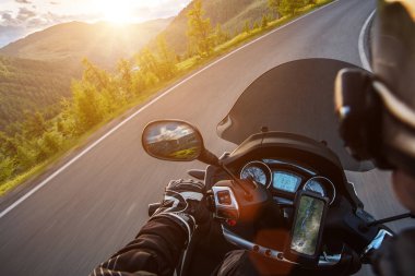 Moto yarışçıdağ yolunda sürme, Avrupa'ya seyahat.