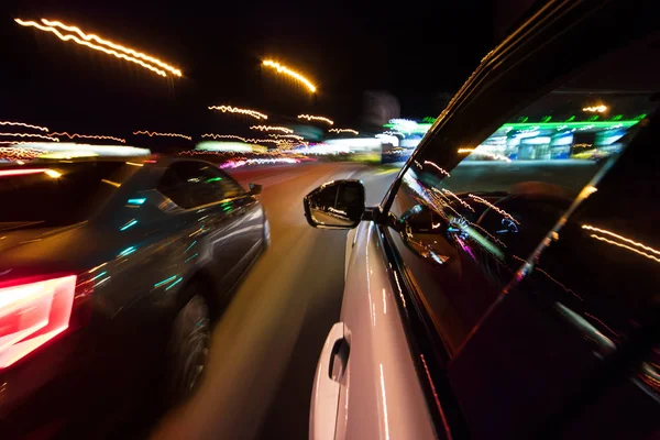 夜间城市中超速行驶的汽车. — 图库照片