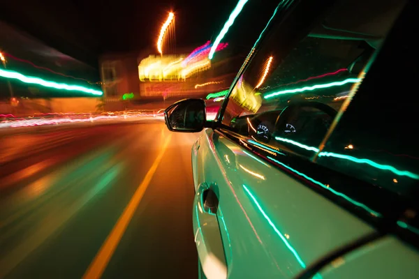 Ταχύτητα αυτοκίνητο οδήγηση σε μια νυχτερινή πόλη. — Φωτογραφία Αρχείου