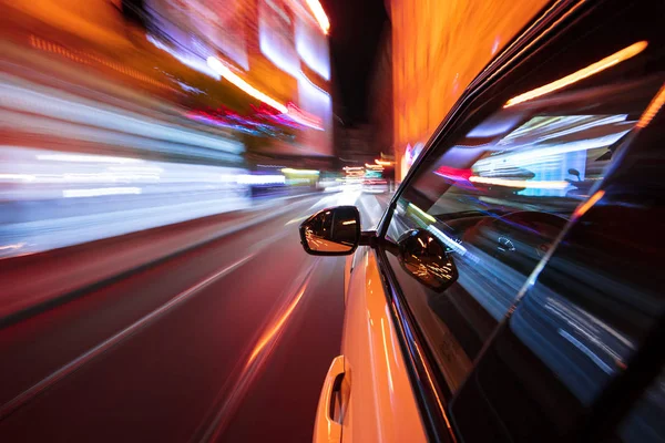 Fortkörning bilkörning i en natt stad. — Stockfoto