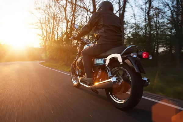 Moto-Racer fährt auf Waldstraße. — Stockfoto