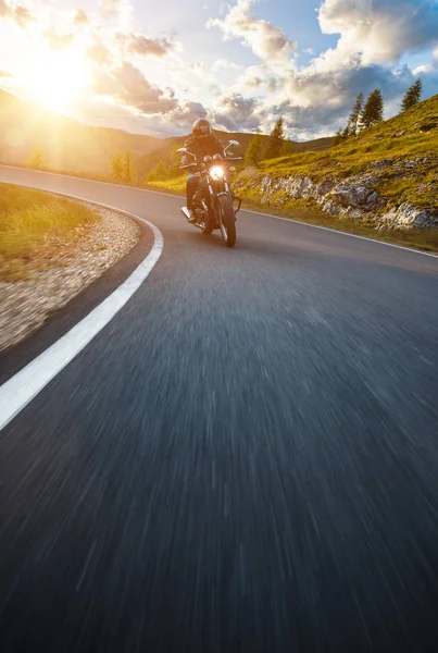 Moto corredor de montar en carretera de montaña, viajar a Europa . — Foto de Stock