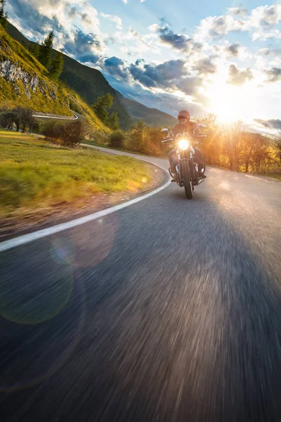 Мото гонщик їзда на гірській дорозі, подорожі до Європи. — стокове фото