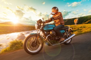 Alp otoyolunda motosiklet sürücüsü, Nockalmstrasse, Avusturya, Avrupa.