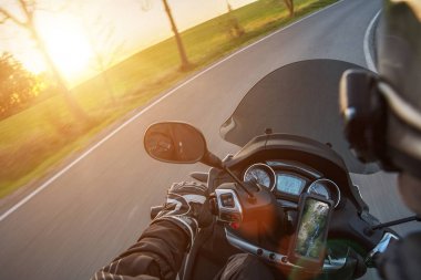 Moto yarışçıdağ yolunda sürme, Avrupa'ya seyahat.
