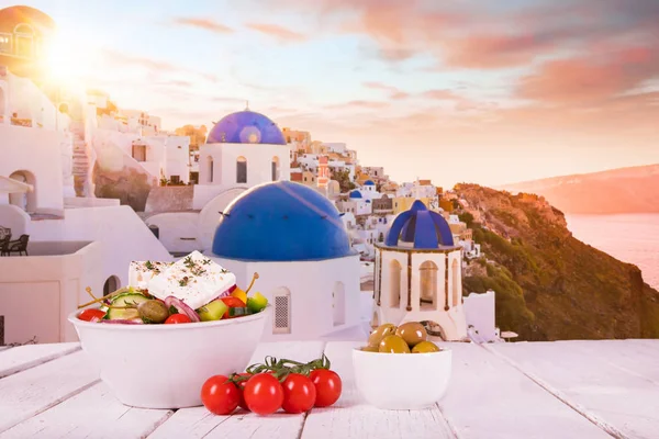 Yunan gıda arka plan. Geleneksel farklı Yunan yemekleri. — Stok fotoğraf