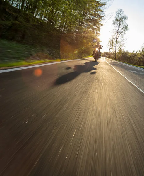 Motorista de motocicleta na estrada alpina, Nockalmstrasse, Áustria, Europa . — Fotografia de Stock