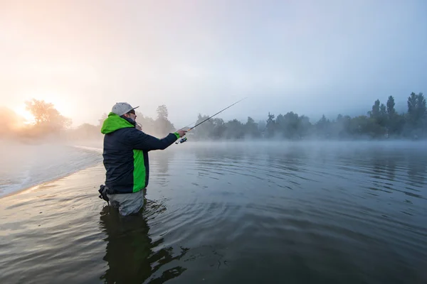 Hombre pescando en el río con varilla de mosca durante la mañana de verano . — Foto de Stock