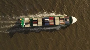 İhracat ve ithalat konteyner gemi. Uluslararası kargo.