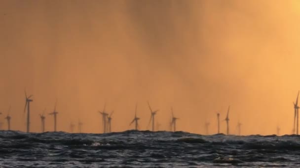 Offshore-Windpark bei Sonnenuntergang in der Ostsee. — Stockvideo