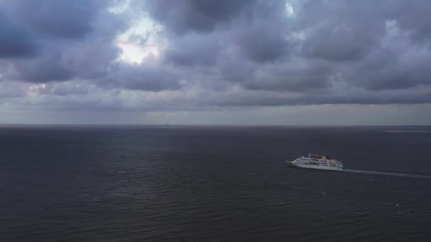 海の海で航行するオーシャンライナー. — ストック動画