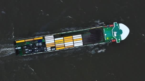 İhracat ve ithalat konteyner gemi. Uluslararası kargo. — Stok video