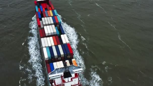 Kontejnerová loď při vývozu a dovozu. Mezinárodní lodní zásilky.