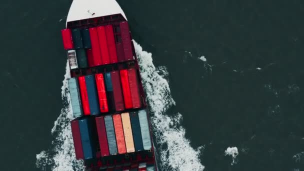 Πλοίο εμπορευματοκιβωτίων σε εξαγωγή και εισαγωγή. Διεθνείς εμπορευματικές μεταφορές. — Αρχείο Βίντεο