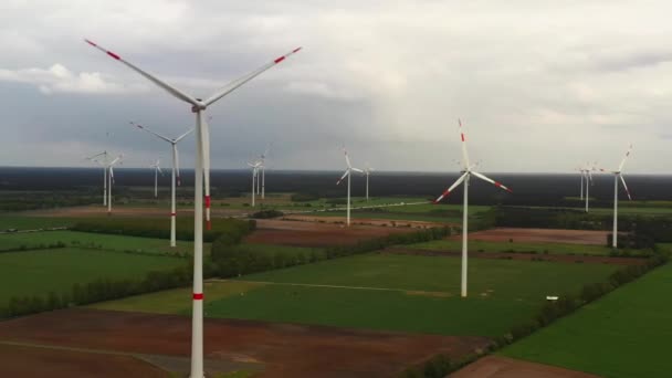 Windkraftanlagen - nachhaltiges, erneuerbares Energiekonzept. — Stockvideo