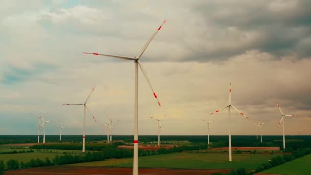 Szélerőművek turbinák-fenntartható, megújuló energia koncepció. — Stock videók