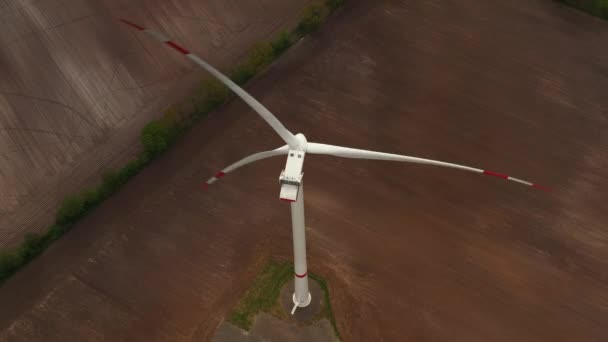 Szélerőművek turbinák-fenntartható, megújuló energia koncepció. — Stock videók