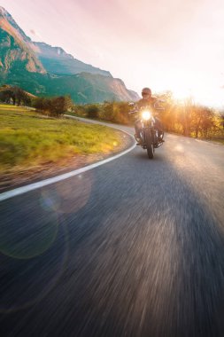 Alp otoyolunda motosiklet sürücüsü, Nockalmstrasse, Avusturya, Avrupa.