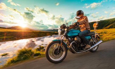 Alp otoyolunda motosiklet sürücüsü, Nockalmstrasse, Avusturya, Avrupa.