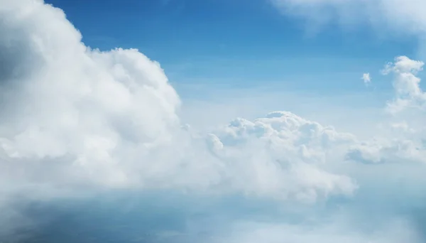 Biru langit latar belakang dengan awan putih — Stok Foto