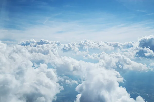 Fundo céu azul com nuvens brancas — Fotografia de Stock