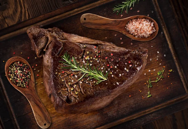 구운 쇠고기 스테이크 나무 테이블. — 스톡 사진