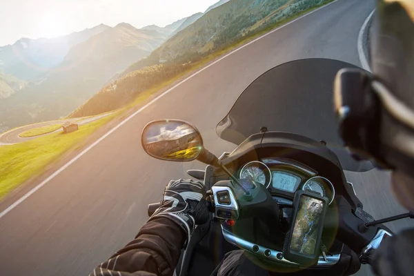 Moto piloto de equitação na estrada de montanha, viajar para a Europa . — Fotografia de Stock