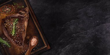 Siyah taş masada ızgara biftek. Üstte görüntü.