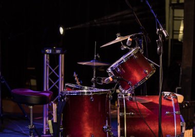 Küme Sahne Alanı'nda bir konser salonunda davul.
