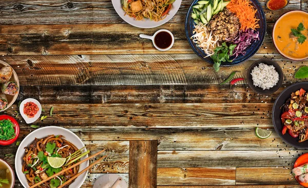 Fondo de comida asiática con varios ingredientes en mesa de madera rústica, vista superior . — Foto de Stock