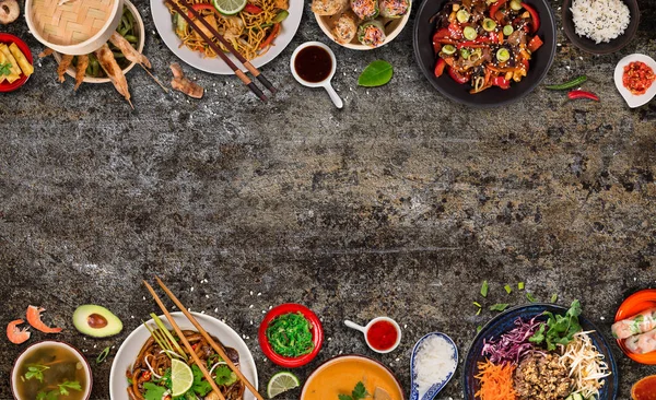 Asiatisk mat bakgrund med olika ingredienser på rustika sten bakgrund, ovanifrån. — Stockfoto