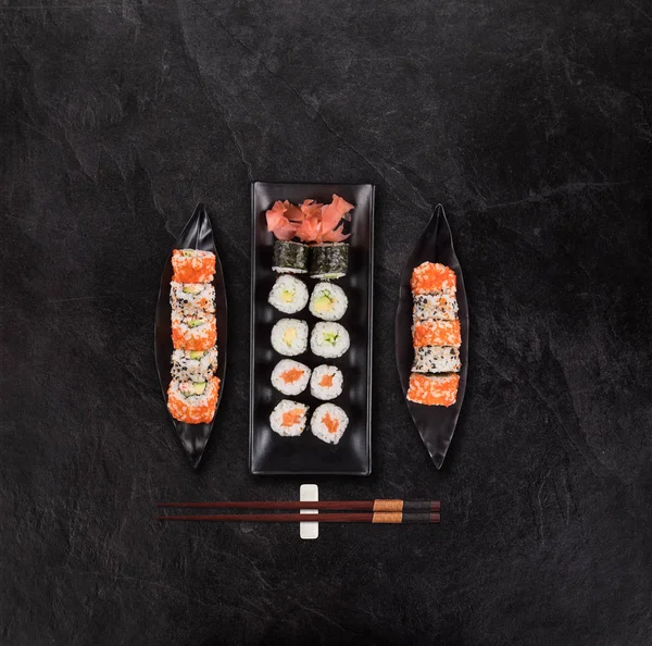 Japanisches Sushi auf schwarzem Steinhintergrund — Stockfoto