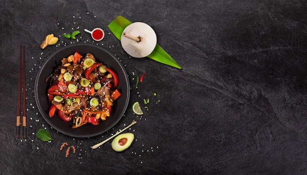 Szechuan rundvlees Aziatische voedsel achtergrond met verschillende ingrediënten op stenen tafel. — Stockfoto