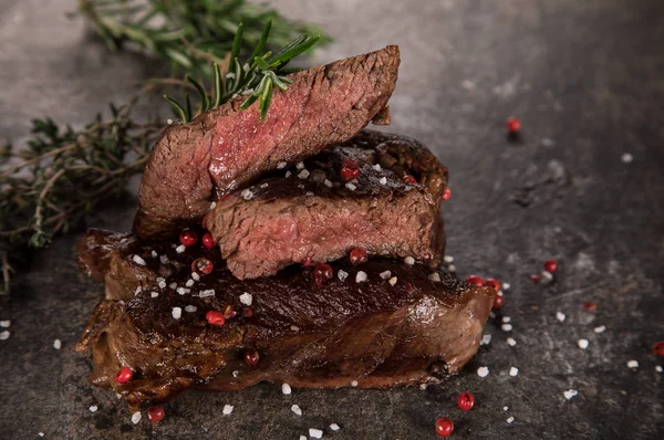 검은 돌 테이블에 구운 쇠고기 스테이크 — 스톡 사진
