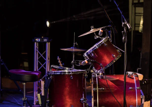 Drum set op het podium in een concertzaal — Stockfoto
