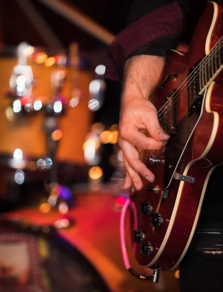 Guitarrista tocando guitarra elétrica no palco . — Fotografia de Stock