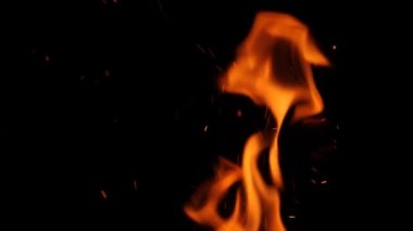Siyah arka plan üzerine, yavaş yanan alevler yanan ateşi, yakın çekim