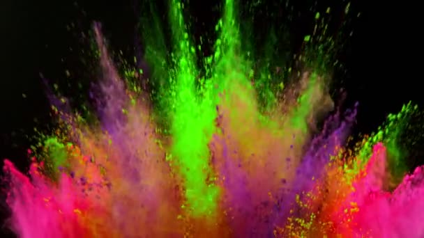 Färgglada pulver exploderar på svart bakgrund i super slow motion. — Stockvideo