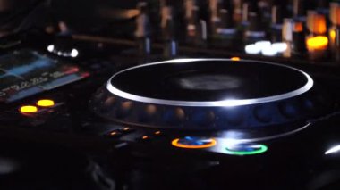 Dj Hands müzik karıştırma ve çizilme, yakın çekim çalış.